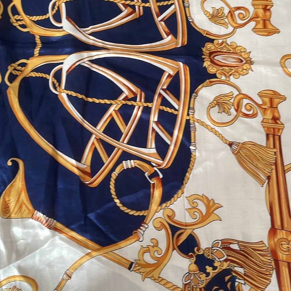 Beautiful Set of 3 Polyester Scarfs and 1 Silk Scarf. - Picture 11 of 16